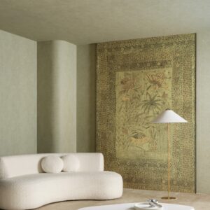 Sfeervol interieur met een lichtgroene wand bekleed met Arte Essentials Kaolin Passeggio 30370 behang, een crèmekleurige designbank en een stijlvolle vloerlamp.