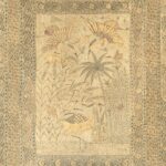 Illustratief patroon met sierlijke vogels, planten en geometrische motieven in zachte aardetinten uit de Arte Essentials Kaolin Passeggio collectie.
