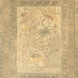 Illustratief patroon met sierlijke vogels, planten en geometrische motieven in zachte aardetinten uit de Arte Essentials Kaolin Passeggio collectie.