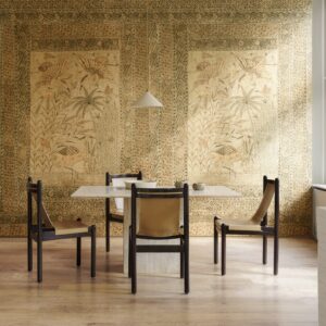 Moderne eethoek met travertin tafel en leren stoelen tegen een sierlijk wandpaneel uit de Arte Essentials Kaolin Passeggio collectie.