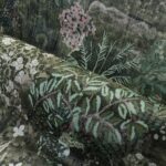 Detail van de Arte Foret des Muses-stof met een weelderig bosmotief in groentinten en florale accenten.