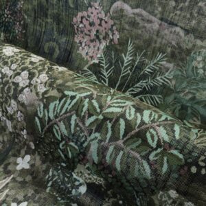 Detail van de Arte Foret des Muses-stof met een weelderig bosmotief in groentinten en florale accenten.