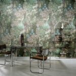 Moderne interieursetting met chromen meubelen en behang met een weelderig bosmotief uit de Arte collectie Foret des Muses.