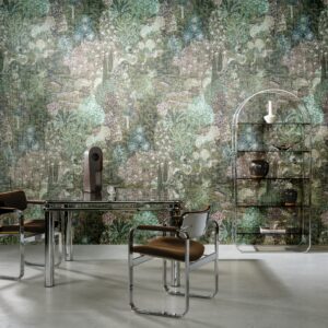 Moderne interieursetting met chromen meubelen en behang met een weelderig bosmotief uit de Arte collectie Foret des Muses.