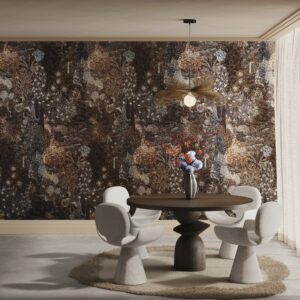 Ronde eettafel met vier witte designstoelen op een beige vloerkleed, voor een donker florale Arte Foret des Muses 97752 behangmuur.