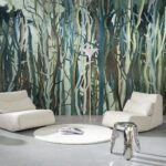 Moderne zithoek met twee witte loungefauteuils, een metallic bijzettafel en een mangrove-geïnspireerd behang van Arte.