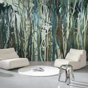 Moderne zithoek met twee witte loungefauteuils, een metallic bijzettafel en een mangrove-geïnspireerd behang van Arte.