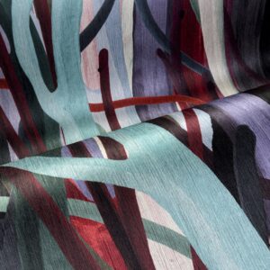 Detail van het Arte Mangrove 97741 behang met abstracte vormen in blauw-, rood- en paarstinten.