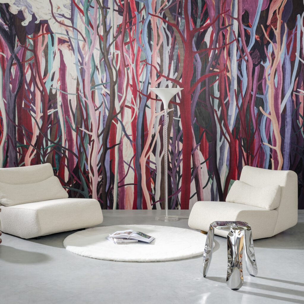 Moderne zithoek met witte fauteuils, een glanzend krukje en kleurrijk Arte Mangrove 97741 behang met abstracte boomtakken.