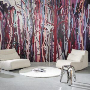 Moderne zithoek met witte fauteuils, een glanzend krukje en kleurrijk Arte Mangrove 97741 behang met abstracte boomtakken.