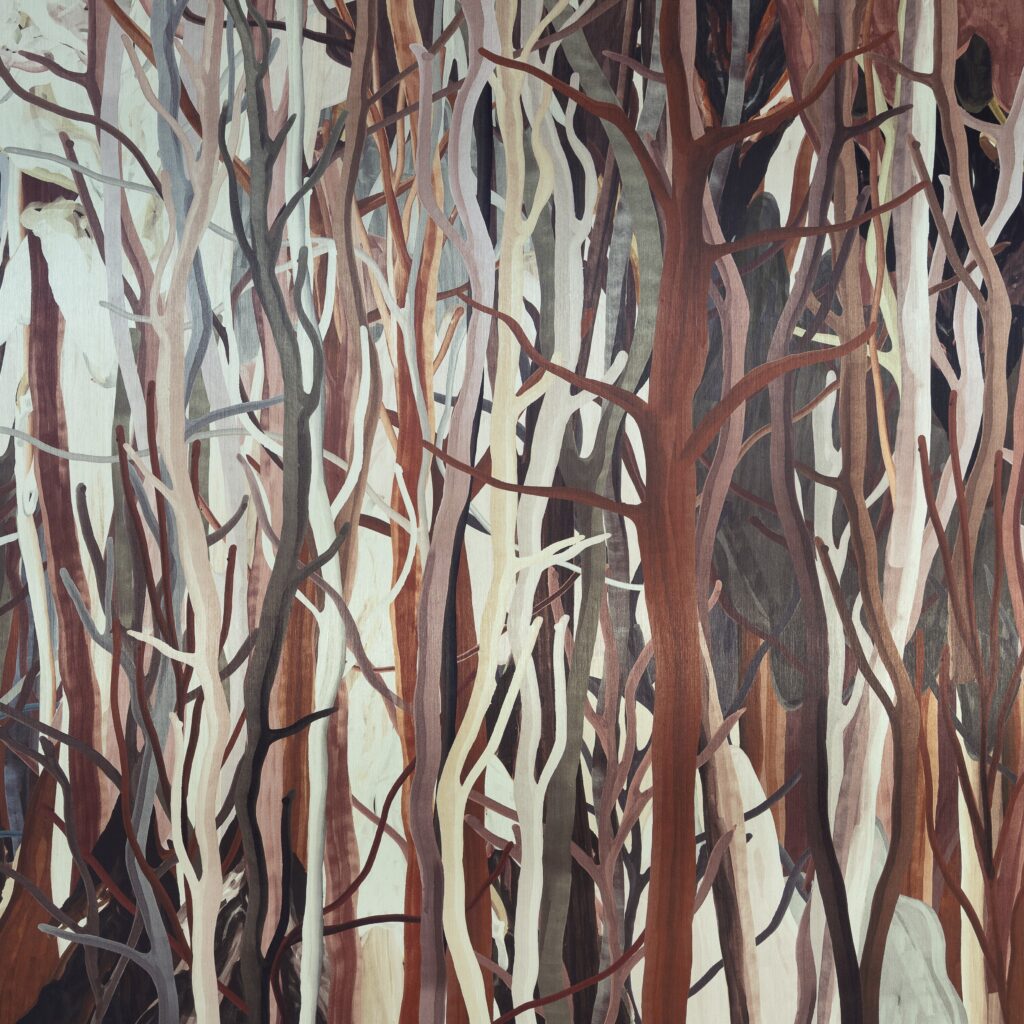 Abstracte weergave van mangrovebomen met verweven, veelkleurige stammen en takken.