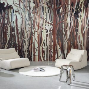 Modern ingerichte zithoek met twee witte loungefauteuils, een rond vloerkleed en een opvallend Arte Mangrove wandpaneel met boomachtige patronen op de achtergrond.