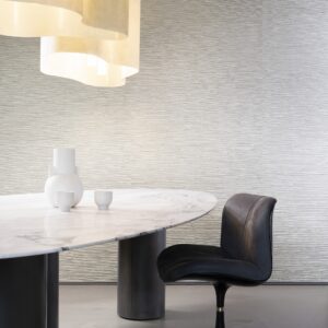 Moderne interieursetting met Arte Matiz 73520A behang, marmeren tafel, zwarte stoel en strakke witte keramiekdecoratie.