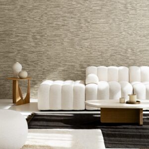 Stijlvolle woonkamer met Arte Matiz 73523A behang, een witte ribbelbank, minimalistisch houten bijzettafeltje en moderne salontafel.