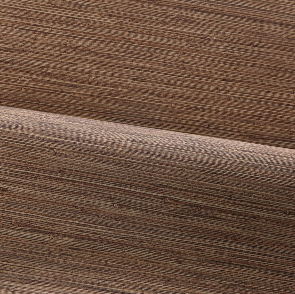 Close-up van het houtlook wandbekledingsmateriaal Arte Matiz 73526A met fijne horizontale lijnen en natuurlijke textuur.