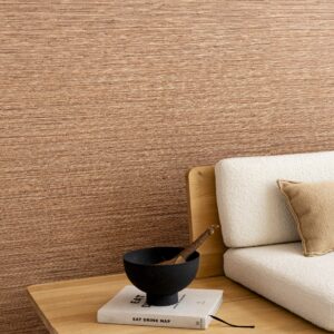 Sfeervolle interieurhoek met Arte Matiz 73526A wandbekleding, een lichte houten tafel, decoratief zwart schaaltje en een moderne witte bank.