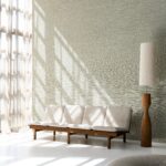 Licht en ruim interieur met Arte Matiz 73530A wandbekleding, houten bank en staande lamp.