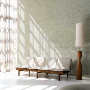 Licht en ruim interieur met Arte Matiz 73530A wandbekleding, houten bank en staande lamp.