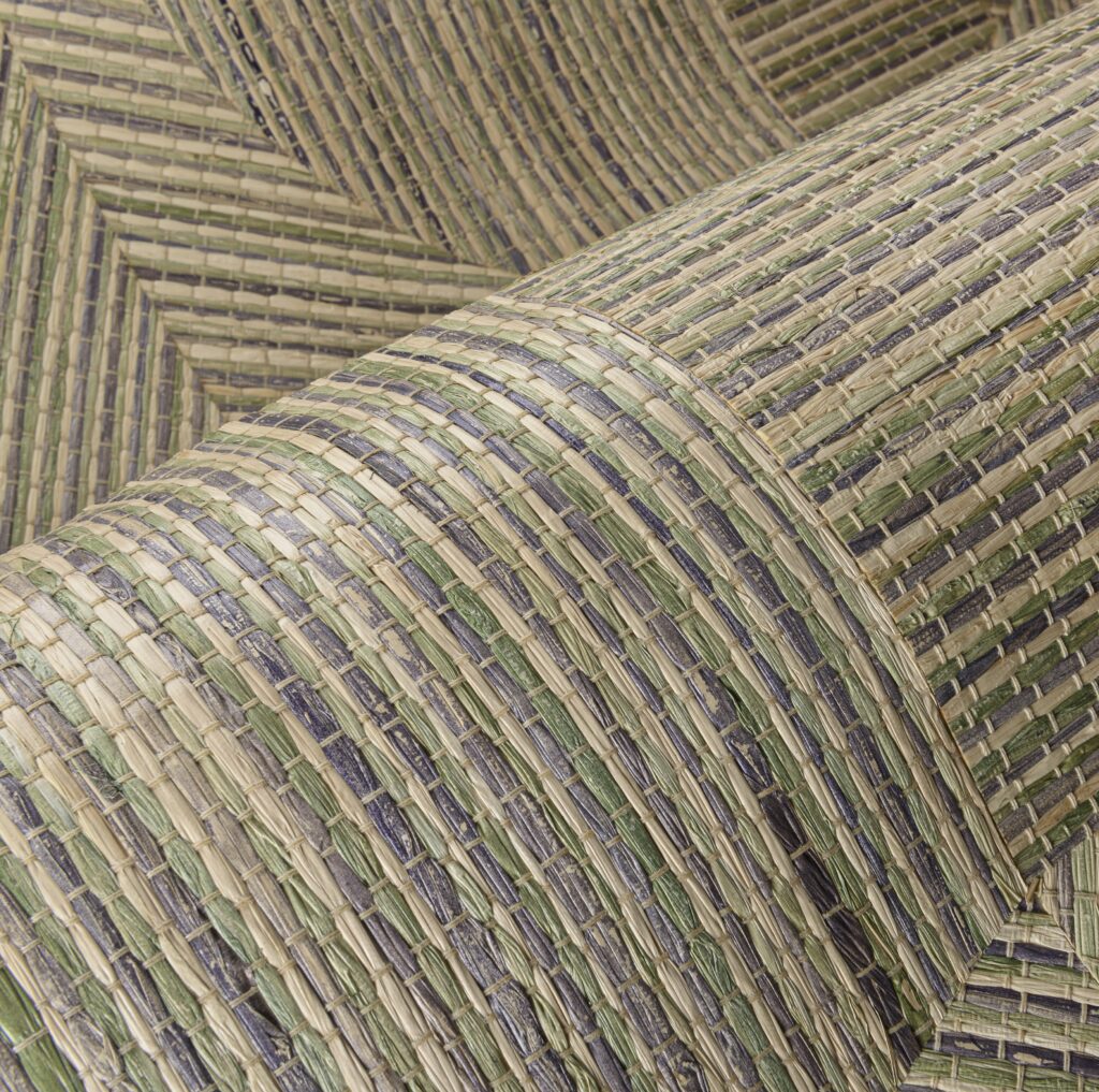 Detailopname van het Arte Prismatic Refraction 52460 behang met een geweven structuur en een geometrisch patroon in groentinten.
