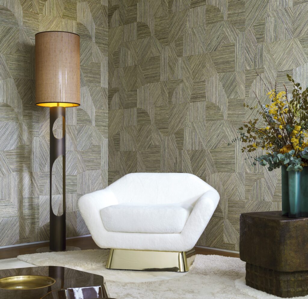 Moderne zithoek met witte designstoel, geometrisch Arte Prismatic Refraction 52460-behang en sfeervolle verlichting.