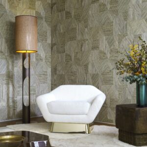 Moderne zithoek met witte designstoel, geometrisch Arte Prismatic Refraction 52460-behang en sfeervolle verlichting.