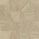Beige wandbekleding uit de Arte Prismatic Refraction collectie met een geometrisch patroon van fijne, lineaire texturen.