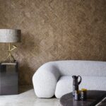 Moderne woonkamer met Arte Prismatic Rutile 52420 wandbekleding, een ronde witte bank en stijlvolle accessoires.