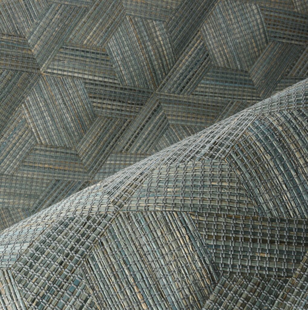 Detailopname van het Arte Reflect 52480 wandbekleding met een geometrisch, geweven 3D-patroon in blauwtinten.
