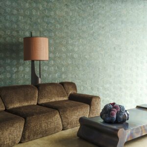 Moderne woonkamer met een bruine bank, sculpturale salontafel en Arte Reflect 52480 geometrisch patroonbehang.