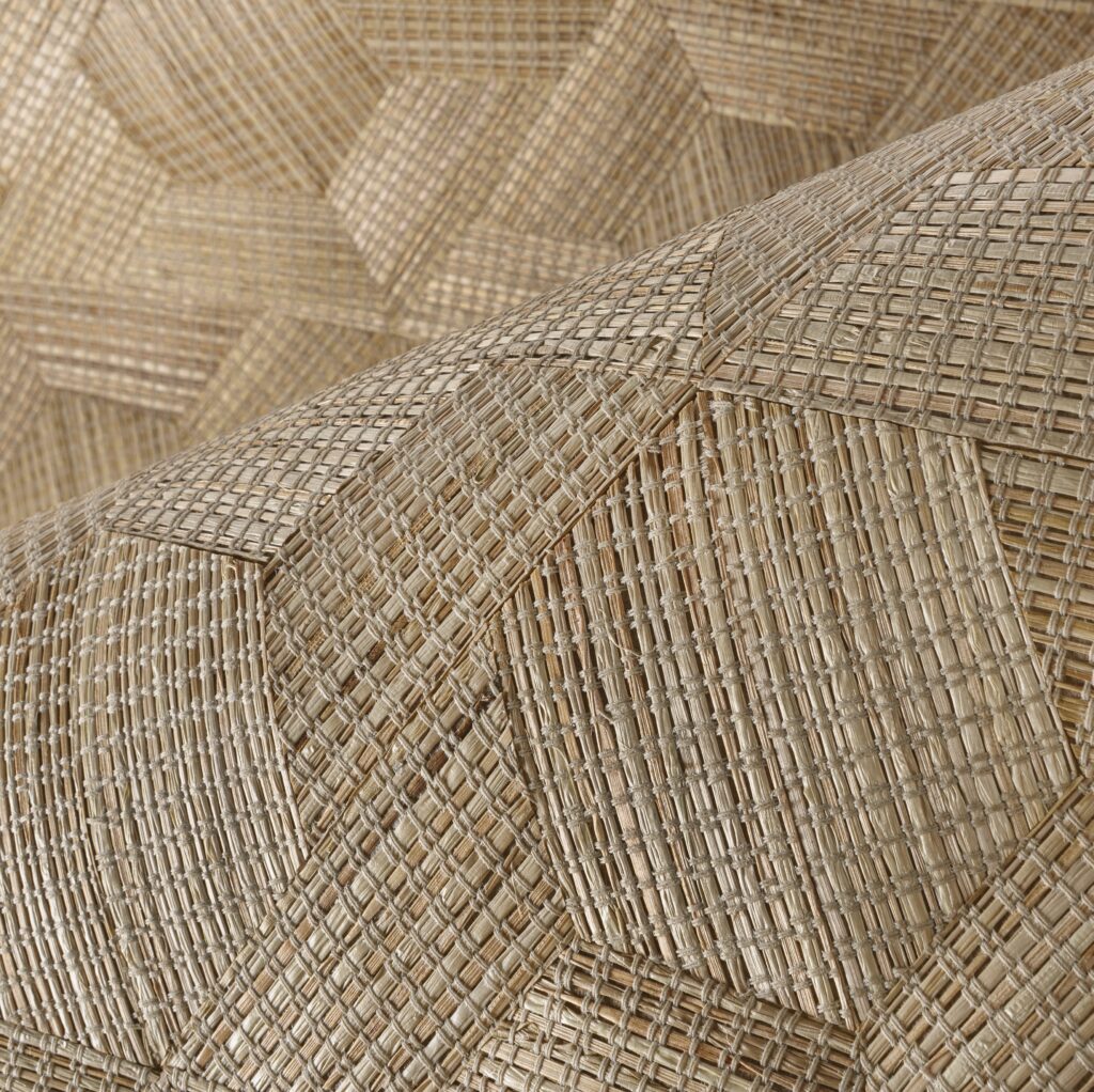 Detailopname van Arte Reflect 52481, een wandbekleding met een geometrisch geweven rietpatroon in natuurlijke tinten.