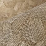 Detailopname van Arte Reflect 52481, een wandbekleding met een geometrisch geweven rietpatroon in natuurlijke tinten.