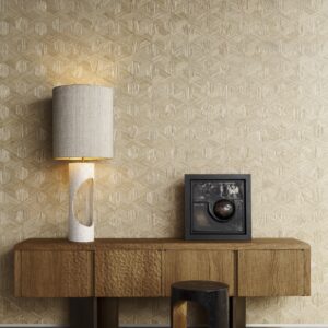 Houten console met tafellamp en kunstobject tegen een beige geometrisch Arte Reflect 52481 behang.