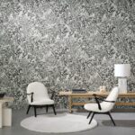 Moderne zithoek met twee witte fauteuils, een houten tafel en Arte Sierra Nevada 97760 behang met grafisch zwart-wit bergpatroon.