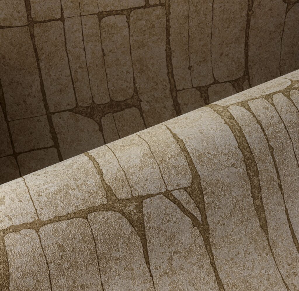 Detail van het Arte Solco 30363 behang met een textuur van onregelmatige, verticale lijnen in aardetinten.