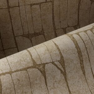 Detail van het Arte Solco 30363 behang met een textuur van onregelmatige, verticale lijnen in aardetinten.