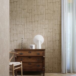 Sfeervolle interieurhoek met Arte Solco 30363 behang, een antieke houten ladekast en moderne witte decorstukken.