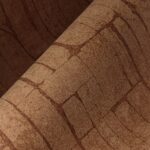 Detail van het Arte Solco 30365 behang met een patroon van gebarsten en gebogen aardetinten die doen denken aan natuursteen.