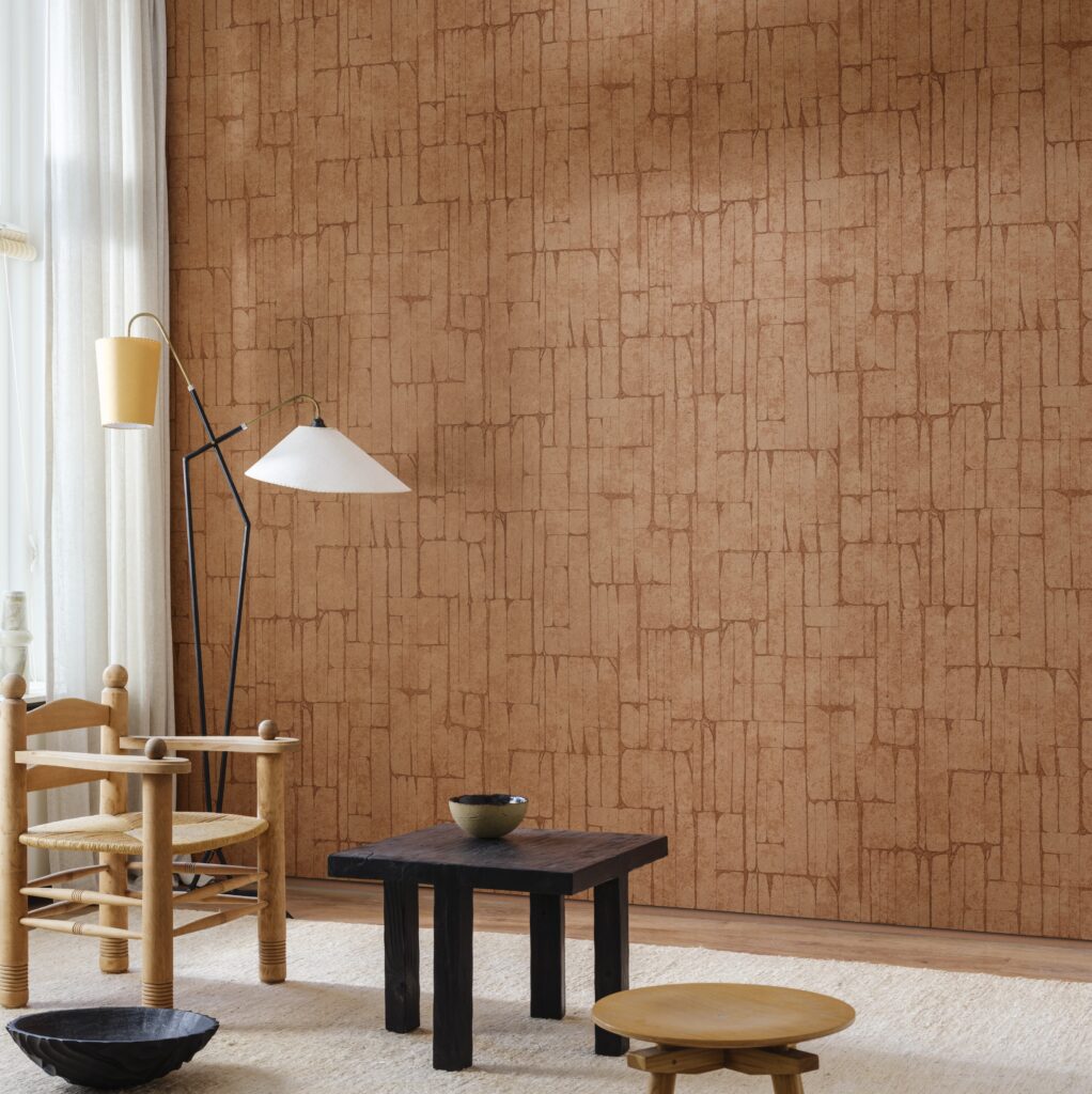Sfeervolle interieursetting met Arte Solco 30365 behang in warme bruintinten en houten meubels.