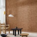 Sfeervolle interieursetting met Arte Solco 30365 behang in warme bruintinten en houten meubels.