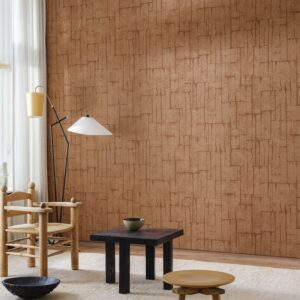 Sfeervolle interieursetting met Arte Solco 30365 behang in warme bruintinten en houten meubels.