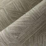 Detailopname van het geweven textuurpatroon van de Arte Splice 24085 wandbekleding in beige en grijstinten.