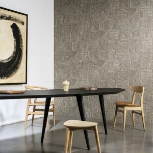 Moderne eethoek met Arte Splice 24085 behang, een zwarte ovale tafel en houten stoelen in een minimalistisch interieur.