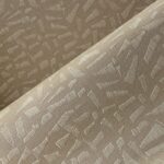 Detailopname van de Arte Textura Ignis Kona 81561A wandbekleding met een reliëfstructuur in beige tinten.