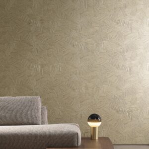Beige Arte Textura Ignis Mauna 81512A wandbekleding met geometrisch patroon in een modern interieur met een grijze bank en een designlamp.