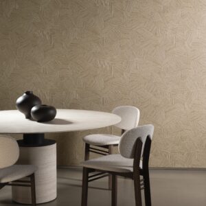 Moderne eethoek met een ronde tafel, beige gestoffeerde stoelen en Arte Textura Ignis Mauna 81518A wandbekleding op de achtergrond.