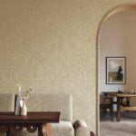 Stijlvol interieur met Arte Textura Ignis Puna 81545A behang in een warme, beige tint en houten accenten.