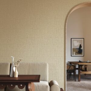 Stijlvol interieur met Arte Textura Ignis Puna 81545A behang in een warme, beige tint en houten accenten.