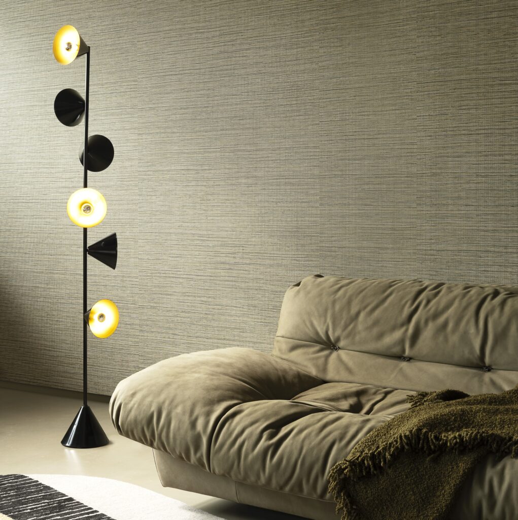 Moderne zithoek met een zachte, beige bank en Arte Textura Ignis Sombra 73549A wandbekleding in natuurlijke tinten.
