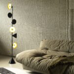 Moderne zithoek met een zachte, beige bank en Arte Textura Ignis Sombra 73549A wandbekleding in natuurlijke tinten.