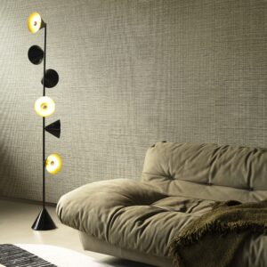Moderne zithoek met een zachte, beige bank en Arte Textura Ignis Sombra 73549A wandbekleding in natuurlijke tinten.